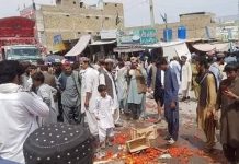 Balochistan: Farmers trash vegetables on the roads after prices fall