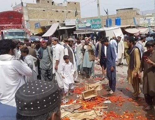 Balochistan: Farmers trash vegetables on the roads after prices fall