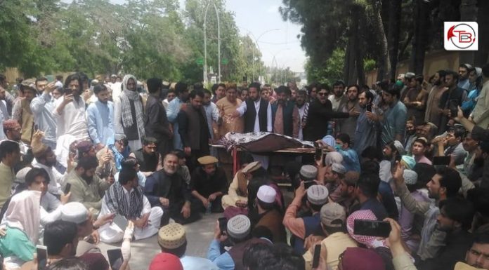Civilians protest against the Quetta incident near the CM house