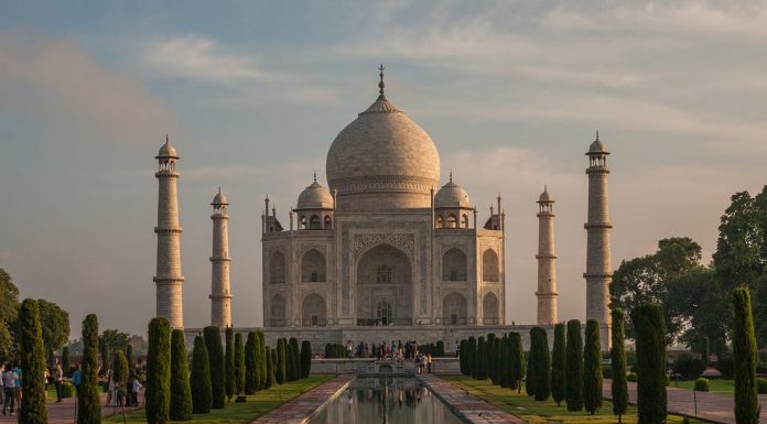 Taj Mahal damaged in deadly thunderstorm