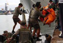 Divers pull out parts of crashed Indonesian plane’s wreckage