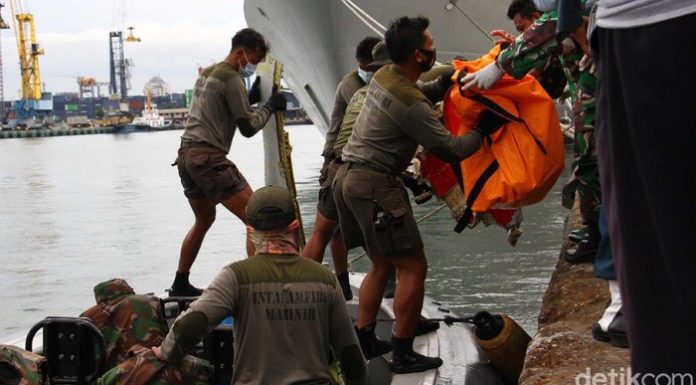 Divers pull out parts of crashed Indonesian plane’s wreckage