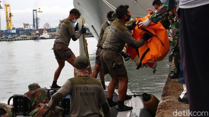 Divers Pull Out Parts Of Crashed Indonesian Plane's Wreckage | The ...