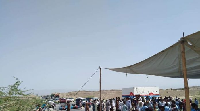 Turbat: People on roads against the Iran border closure