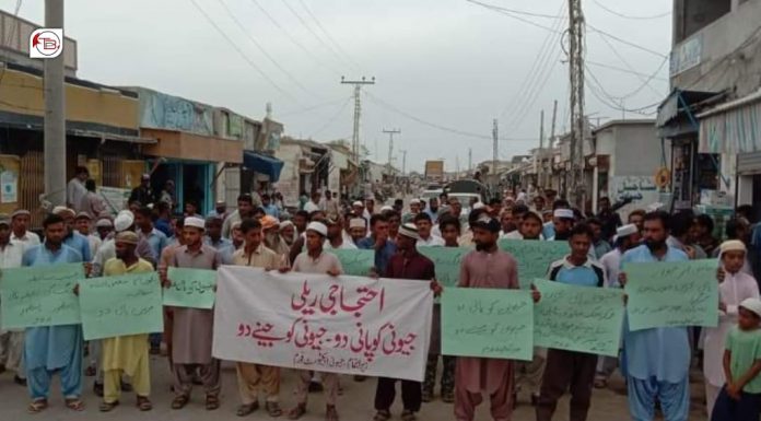 Jiwani: Water shortage brings locals on roads