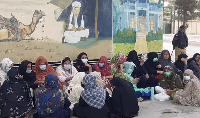 Quetta: Nurses protest, Police stops them entering red zone areas