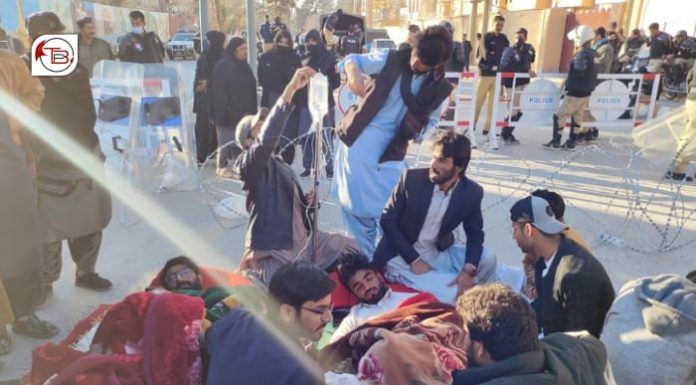 Quetta: Protesting medical students beaten by Police