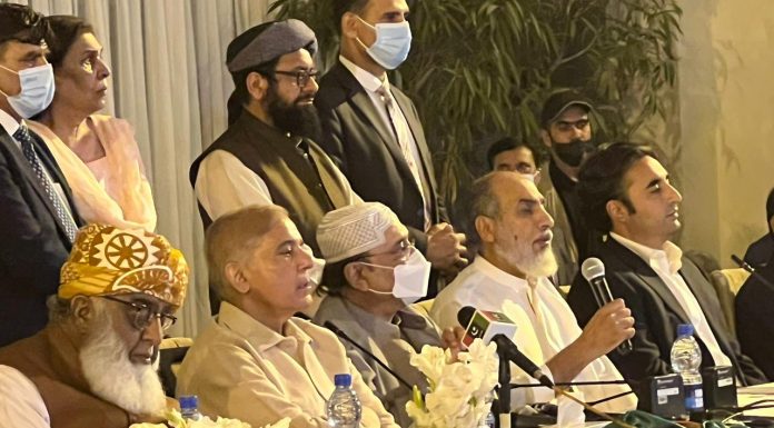 Opposition leaders say PM must resign after loosing majority