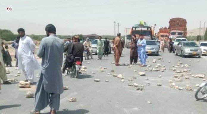 Mastung: Civilians irked by load-shedding, block main highway in protest