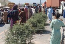 Quetta: Civilians gather on roads against gas shortage