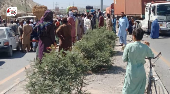 Quetta: Civilians gather on roads against gas shortage
