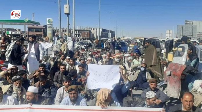 Quetta: Roads blocked against gas load shedding