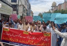 Quetta: Government employees protest for raise in salaries
