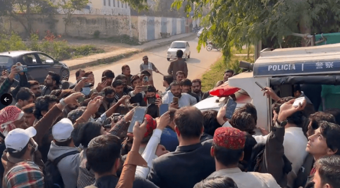 Islamabad: Defiant Baloch Protesters Resist Police Attempt to Seize Speaker