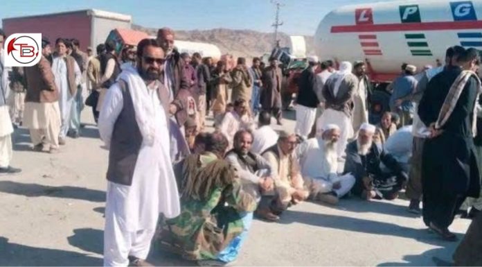 Balochistan Employees Block Major Highways in Protest Over 30% DRA Demand
