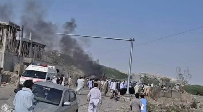Suicide Attack on Dera Ismail Khan Checkpoint Kills 12, Injures 32